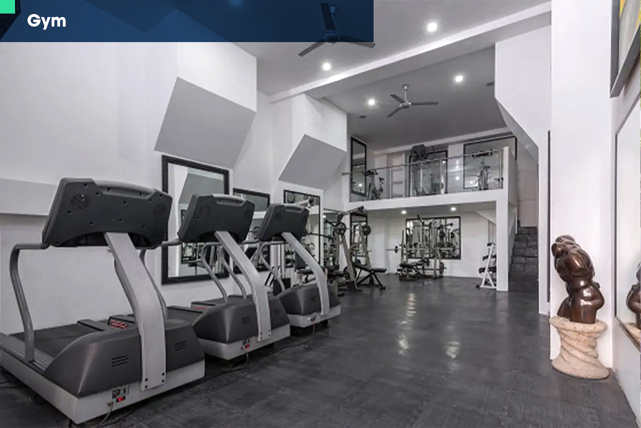 gimnasio con caminadoras, bicicletas estáticas y aparatos