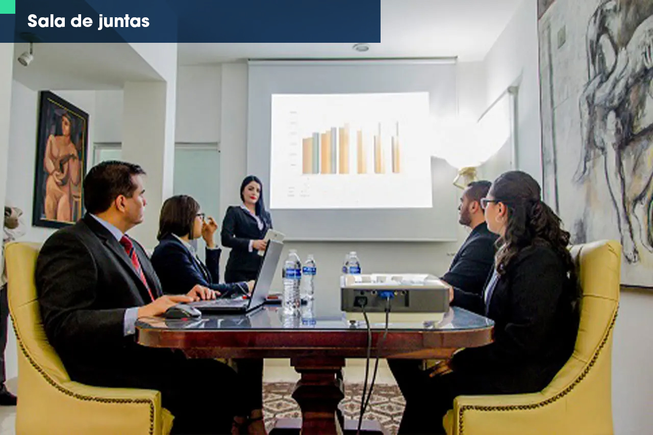 Cinco personas con traje en una reunión de negocios en sala de juntas