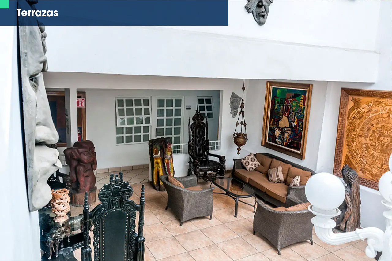 Terraza con arte del Hotel European Life Style Executive Suites