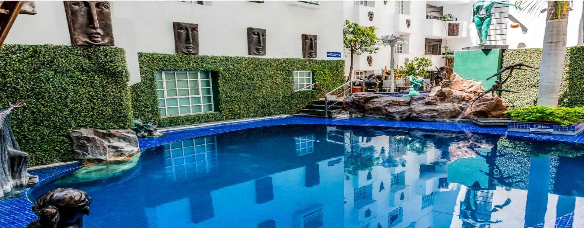 Alberca del Hotel European Life Style Executive Suites